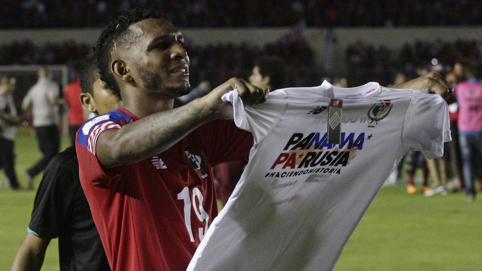 Panama&#039;s Alberto Quintero holds up a T-shirt to celebrate his team&#039;s qualifying for the 2018 Russia World Cup after defeating Costa Rica 2-1 in Panama City, Tuesday, Oct. 10, 2017. (AP Photo ...