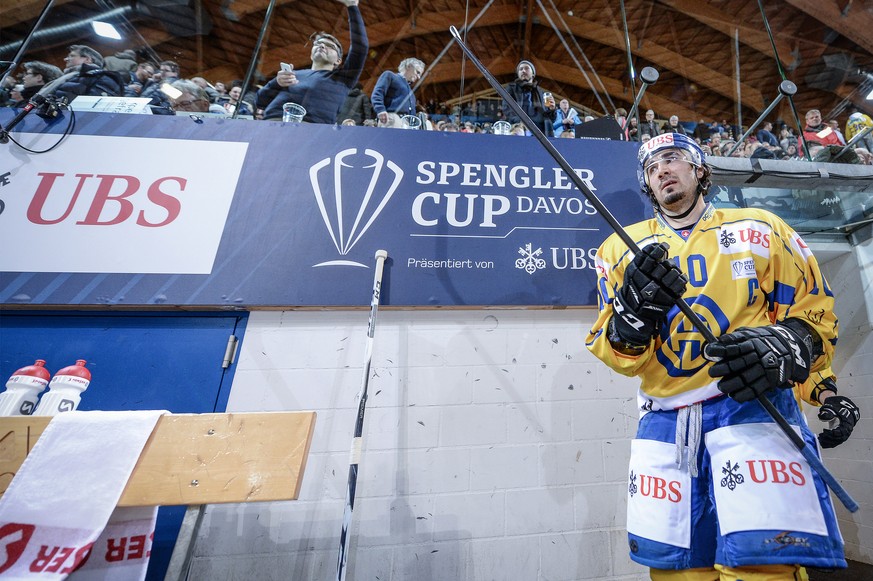 Davos` Andres Ambuehl before the game starts between Team Canada and HC Davos at the 91th Spengler Cup ice hockey tournament in Davos, Switzerland, Thursday, December 28, 2017. (KEYSTONE/Melanie Duche ...