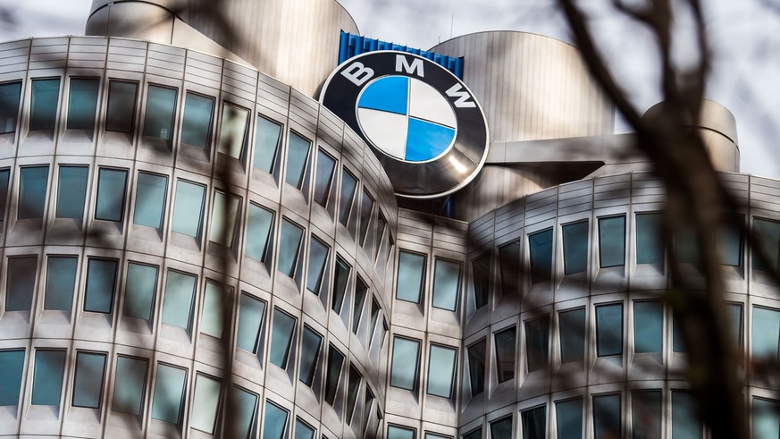 20.03.2018, Bayern, München: Das Logo von BMW ist auf dem Dach der BMW Zentrale München, dem «Vierzylinder» zu sehen. Die Münchner Staatsanwaltschaft hat am Dienstag die BMW-Zentrale durchsucht und Er ...