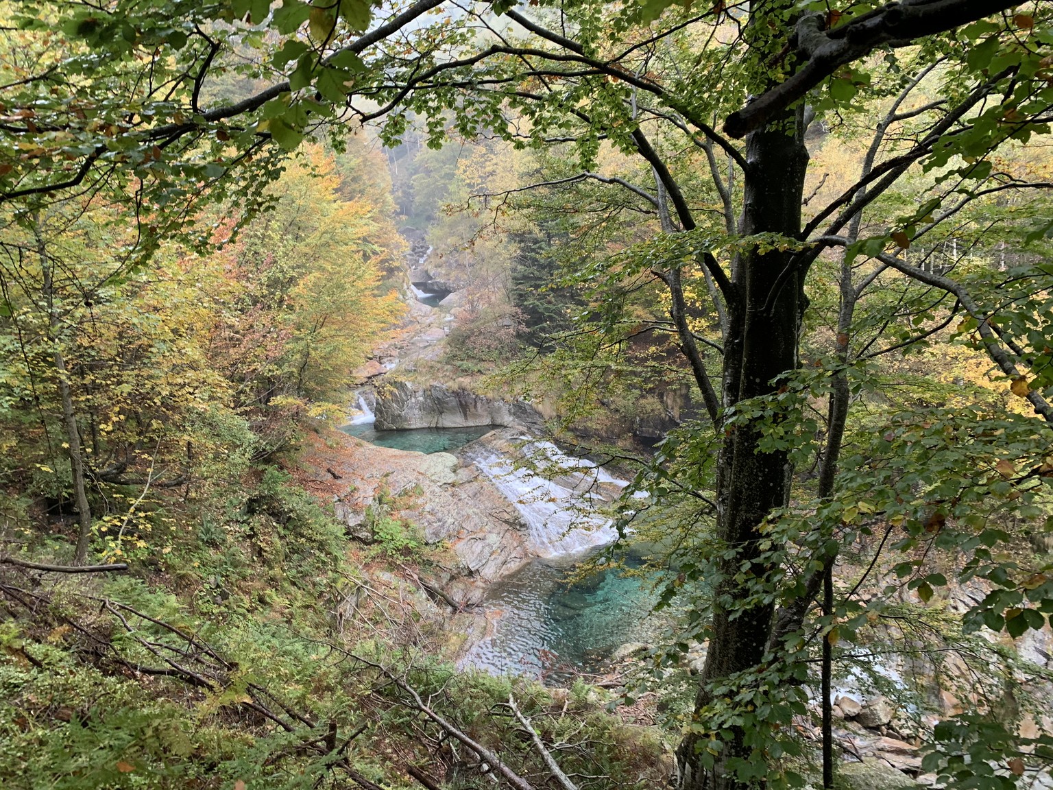 Geheimtipp: Von Brione aus das Val d'Osura hinaufwandern, immer dem Flüsschen folgend. Dabei gibt's viele herrlich smaragdgrüne Steinbecken, «Pozzi» genannt, zu entdecken.