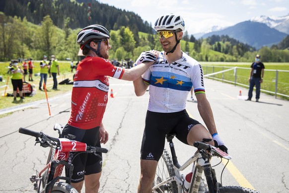 Nino Schurter, rechts, 2. Platz, gratuliert dem Sieger Mathias Flueckiger, bei den Mountainbike Cross Country Schweizer Meisterschaften, am Sonntag 30. Mai 2021 in Gstaad. (KEYSTONE/Peter Klaunzer)