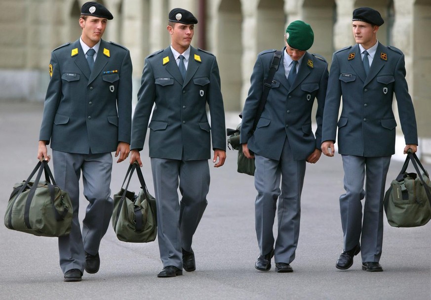 Die Rekruten Severin Gebhart, Adrian von Moos, Daniel Will und Fabian Walker (von links nach rechts) posieren anlaesslich der Rekrutenschule Panzer RS 21-2 am 29. September 2004 auf dem Waffenplatz Th ...