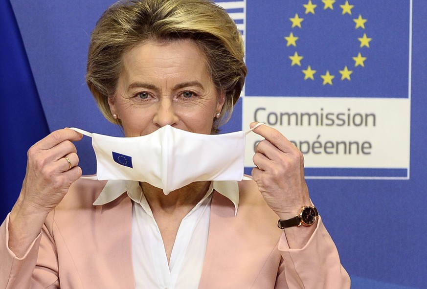 European Commission President Ursula Von Der Leyen puts on her face mask as she welcomes Moldova&#039;s President Maia Sandu prior their meeting at the European Commission headquarters in Brussels, Mo ...