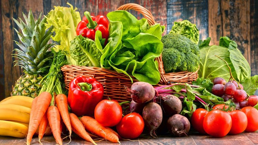 Obst und Gemüse in einem Korb (Symbolbild)