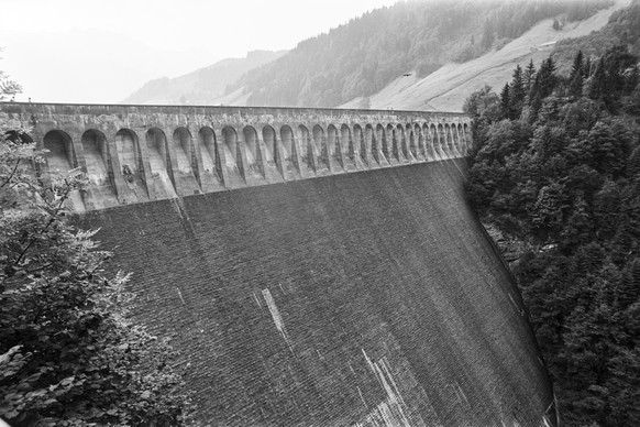 Die Talsperre Schraeh des Waegitalersees im Kanton Schwyz, aufgenommen am 3. August 1974. (KEYSTONE/Str)