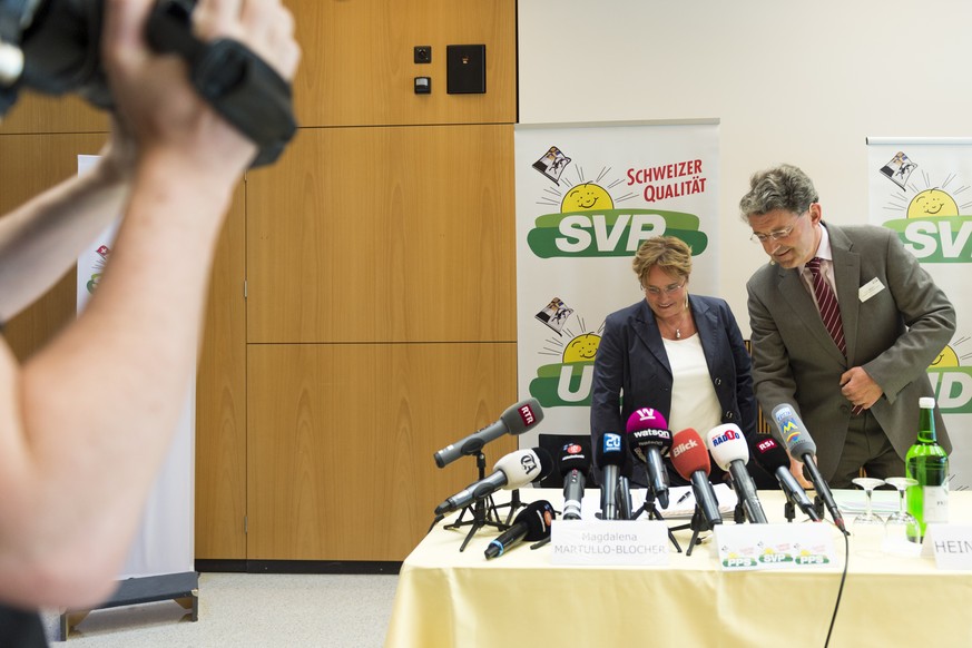 Magdalena Martullo-Blocher, links, und Nationalrat Heinz Brand, rechts, aufgenommen an einer Medienkonferenz der SVP Graubuenden, am Montag, 20. April 2015, in Chur. Wie die Partei bekannt gab, will s ...
