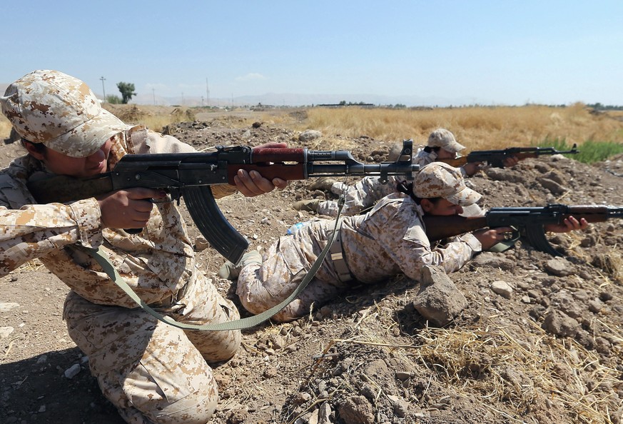 Kurdische Peschmerga-Kämpferinnen im Nordirak bei einer Gefechtsübung.
