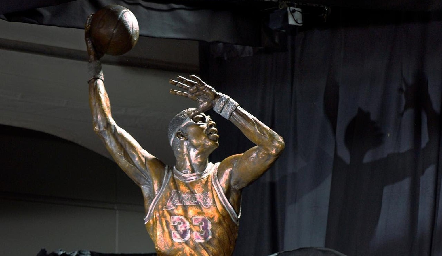 Die Statue von Kareem Abdul-Jabbar, die vor dem Staples Center in Los Angeles steht.