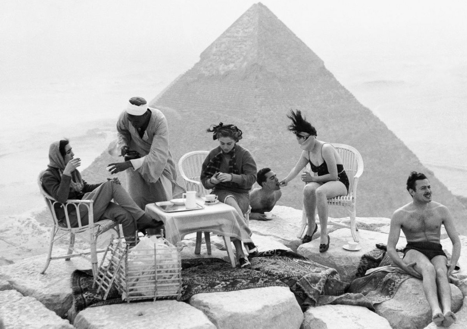 Tourists lounging on top of the Great Pyramid of Giza in 1938. [930 x 1207]
bild: reddit
