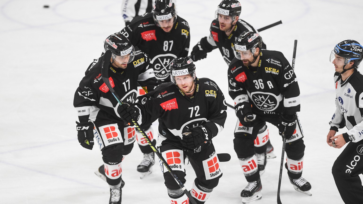 Lugano&#039;s player Tim Heed (nr 72)celebrates with his teammates the 2-3 goal,during the preliminary match of the National League A (NLA) Swiss Championship 2020/21 between HC Lugano and EV ZUG at t ...