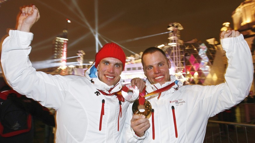First placed Swiss Philipp Schoch, right, and his brother Simon Schoch show the gold and silver medals they won in today&#039;s Snowboard Men&#039;s Parallel Giant Slalom after the medal ceremony on P ...