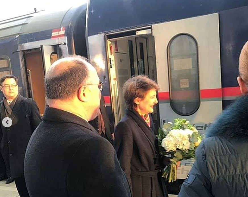Bundespräsidentin Sommaruga nach der Ankunft des Nachtzuges in Wien.