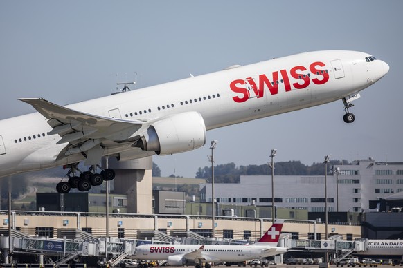 ARCHIV --- ZU DEN HALBJAHRESZAHLEN VOM FLUGHAFEN ZUERICH AM DIENSTAG, 27. AUGUST 2019, STELLEN WIR IHNEN FOLGENDES BILDMATERIAL ZUR VERFUEGUNG --- Eine Boeing 777-300 der Swiss startet auf Piste 16 am ...