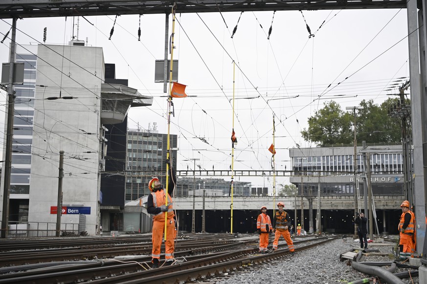Bahnarbeiter reparieren beschaedigte Fahrleitungen beim Hauptbahnhof Bern am Freitag, 2. Oktober 2020. Im Raum Bern ist der Zugverkehr seit Freitagmorgen stark gestoert. Zuege aus dem Osten der Schwei ...