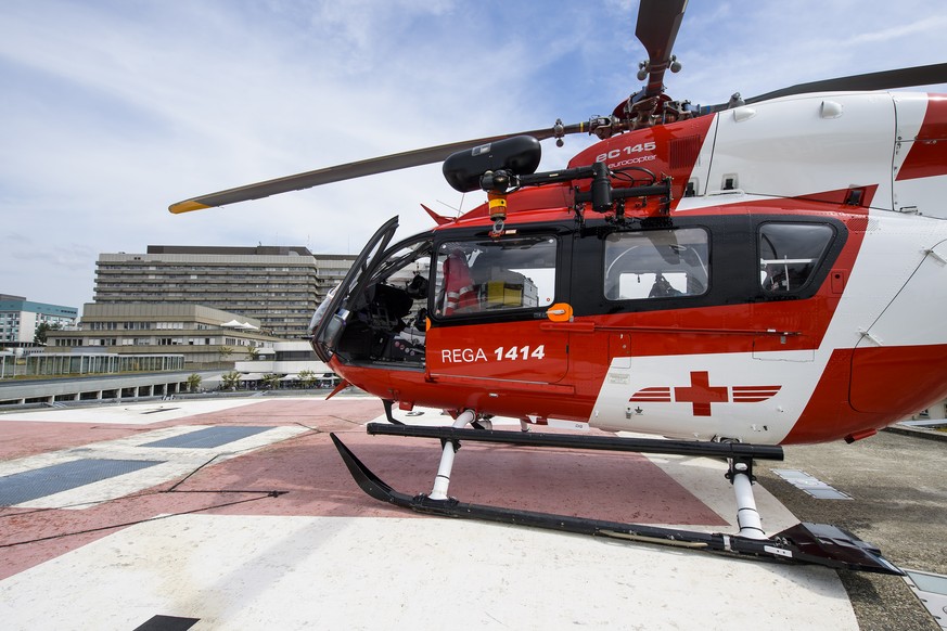 Un helicoptere de la REGA, est stationne en attente d&#039;une mission de secours sur le toit d&#039;un batiment du Centre hospitalier universitaire vaudois, CHUV, ce mercredi 16 aout 2017 a Lausanne. ...