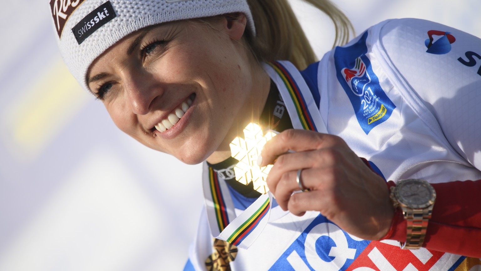 epaselect epa09021474 Lara Gut-Behrami of Switzerland poses for photographs with her gold medal during the award ceremony of the Women&#039;s Giant Slalom race at the Alpine Skiing World Championships ...