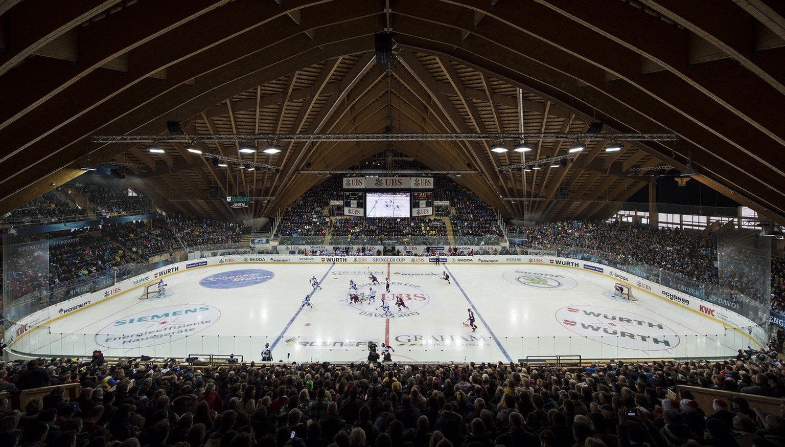 Die Davoser Vaillant-Arena wird vom Stephanstag bis zum Silvester zur Festhütte.