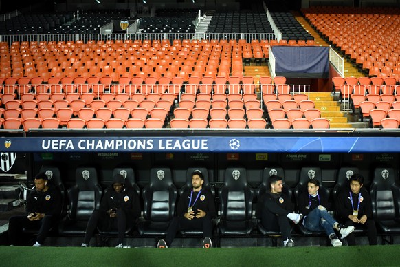 epa08284306 A handout image provided by UEFA shows Valencia players sitting on the team bench ahead of the UEFA Champions League round of 16 second leg match between Valencia CF and Atalanta BC at Est ...