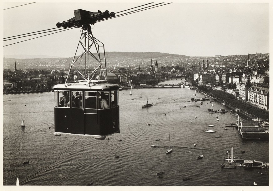 Die Landi-Seilbahn 1939 hoch über dem Zürcher Seebecken mit fantastischem Blick über die Stadt.