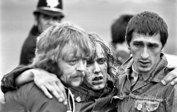 Ein von der Polizei verletzter Demonstrant wird von seinen Freunden weggetragen, Rotherham 1984.
