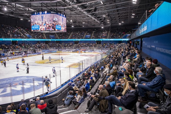 Rund 3000 Zuger Eishockey Fans geniessen das Spiel beim Eishockey Meisterschaftsspiel in der Qualifikation der National League zwischen dem EV Zug und den ZSC Lions vom Freitag, 23. Oktober 2020 in Zu ...