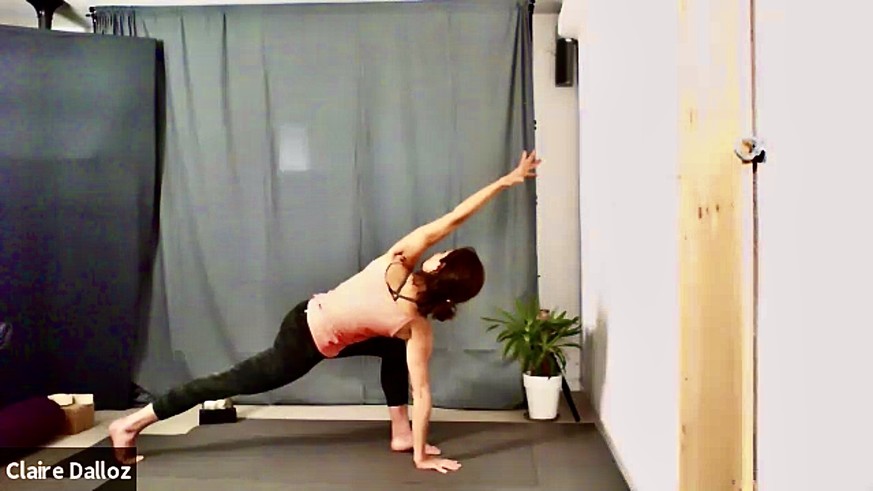 Claire Dalloz beim Yoga über Zoom.