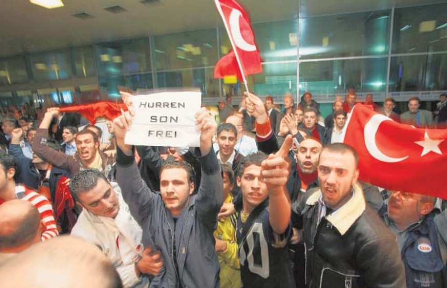 Die türkischen Fans bereiten den Schweizern am Atatürk-Flughafen einen ungemütlichen Empfang.