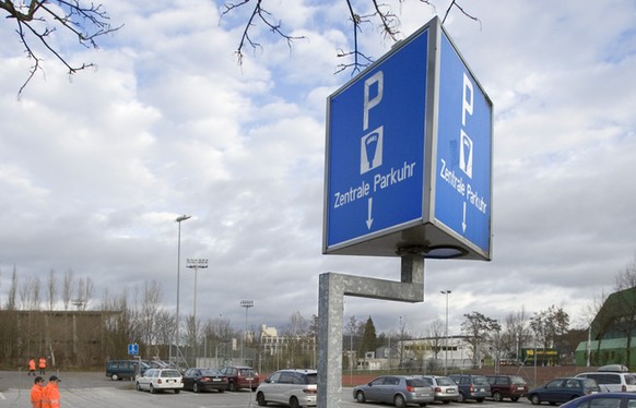 Zusammengeknuelltes Absperrband neben einer Parkuhr auf dem Parkplatz des Rathauses in Sursee, wo am 20. Januar 2007 die Delegiertenversammlung der CVP stattfindet. (KEYSTONE/Gaetan Bally)