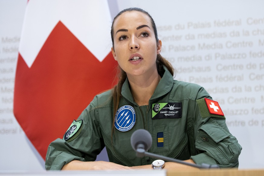 Hptm Fanny Chollet, Berufsmilitaerpilotin, spricht waehrend einer Medienkonferenz des Bundesrates zur Beschaffung neuer Kampfflugzeuge, am Freitag, 26. Juni 2020 in Bern. (KEYSTONE/Peter Klaunzer)