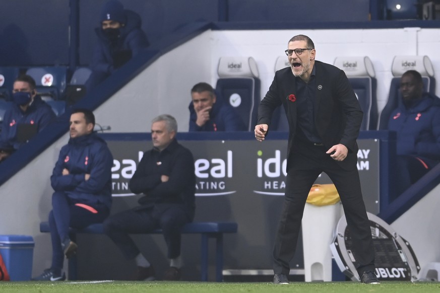 West Bromwich Albion&#039;s manager Slaven Bilic, right, shouts out from the touchline as Tottenham&#039;s manager Jose Mourinho sits on the bunch during the English Premier League soccer match betwee ...
