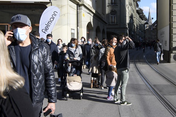 Personen mit Schutzmasken bei der Marktgasse waehrend der Corona-Krise, am Samstag, 24. Oktober 2020, in Bern. Der Regierungsrat hat am Freitag eine Reihe von Verboten beschlossen, die ab Mitternacht  ...