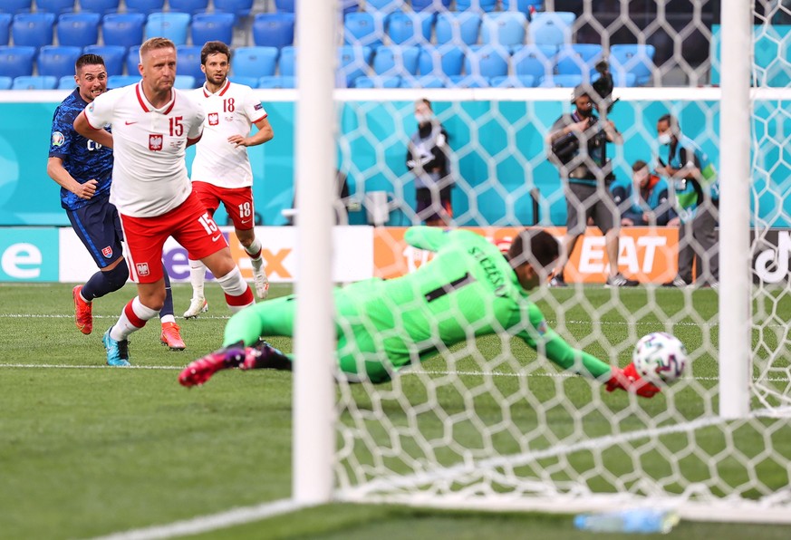 epa09270935 Poland&#039;s goalkeeper Wojciech Szczesny (R) causes an own goal after a shot by Robert Mak (back L) of Slovakia during the UEFA EURO 2020 group E preliminary round soccer match between P ...