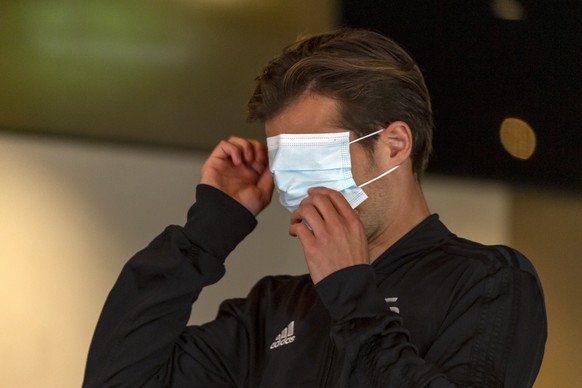 epa08584952 Basel&#039;s captain Valentin Stocker jokes while putting on his face mask after a press conference at the St. Jakob-Park stadium in Basel, Switzerland, 05 August 2020. Switzerland&#039;s  ...