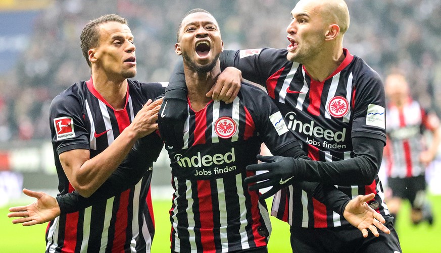 epa08163762 Frankfurt&#039;s Almamy Toure (C) celebrate with teammate Timothy Chandler (L) and Bas Dost scoring the 1-0 lead during the German Bundesliga soccer match between Eintracht Frankfurt and R ...