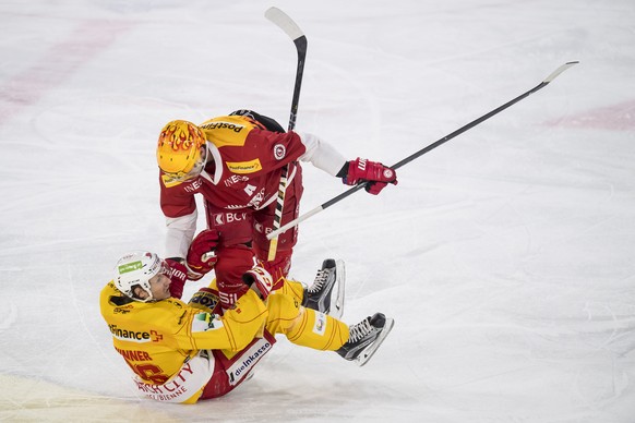 Le joueur biennois Damien Brunner, gauche, lutte pour le puck avec le top scorer lausannois Dustin Jeffrey, droite, lors de la rencontre du championnat suisse de hockey sur glace de National League en ...
