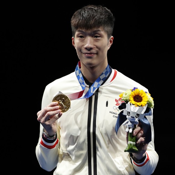 epa09367902 Golden medalist Cheung Ka Long of Hong Kong posse on the podium at the victory ceremony of the Men&#039;s Foil Individual event during the Fencing events of the Tokyo 2020 Olympic Games at ...