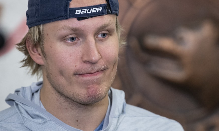 Der Finnische Eishockenationalspieler Patrik Laine spricht mit Journalisten, am Mittwoch, 18. September 2019, in Bern. Laine konnte sich mit seinem bisherigen NHL-Club, den Winnipeg Jets, nicht ueber  ...