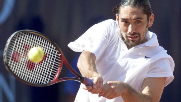 Chiles Marcelo Rios returns a ball during the game against Czech Slava Dosedel at the UBS Swiss Open in Gstaad, Thursday, July 13, 2000.(KEYSTONE/Michele Limina) === ELECTRONIC IMAGE ===