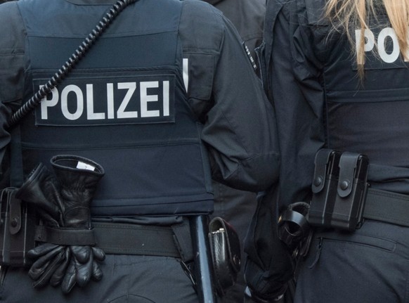 In Deutschland muss die Polizei Jugendliche zur Vernunft bringen, die sich nicht an die Anweisungen der Behörden aufgrund der Coronavirus-Pandemie halten. (Symbolbild)