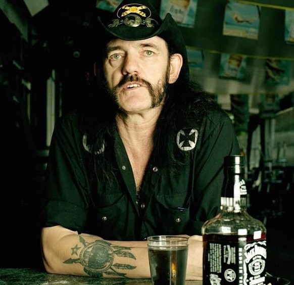 lemmy kilmister motorhead motörhead jack daniel&#039;s old number 7 tennessee whisky trinken alkohol drinks musik rock&#039;n&#039;roll https://www.thedrinksbusiness.com/2016/01/jack-daniels-coke-to-b ...