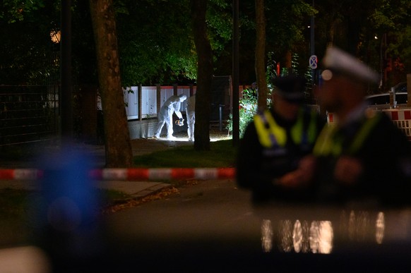 04.10.2020, Hamburg: Ermittler der Polizei suchen in Schutzanz