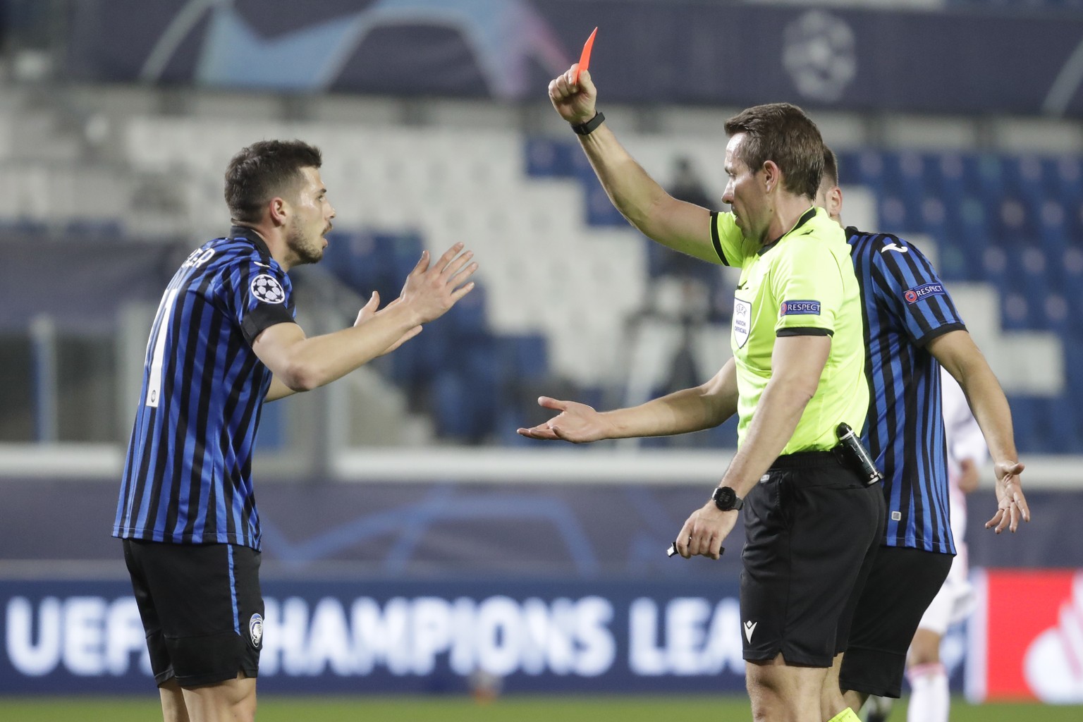 Referee Tobias Stieler, right, shows a red card to Atalanta&#039;s Remo Freuler during the Champions League, round of 16, first leg soccer match between Atlanta and Real Madrid, at the Gewiss Stadium  ...