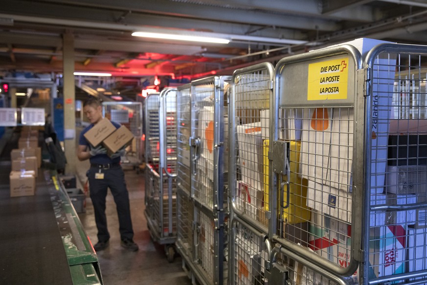 Pakete von Zalando liegen in einem Wagen, im Paketzentrum der Schweizerischen Post in Haerkingen, am Montag 3. Juni 2019, in Haerkingen. (KEYSTONE/Peter Klaunzer)
