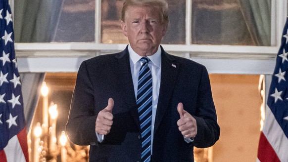 News Themen der Woche KW41 News Bilder des Tages President Donald J. Trump returns to the Truman Balcony of the White House after several days at Walter Reed National Military Medical Center for treat ...