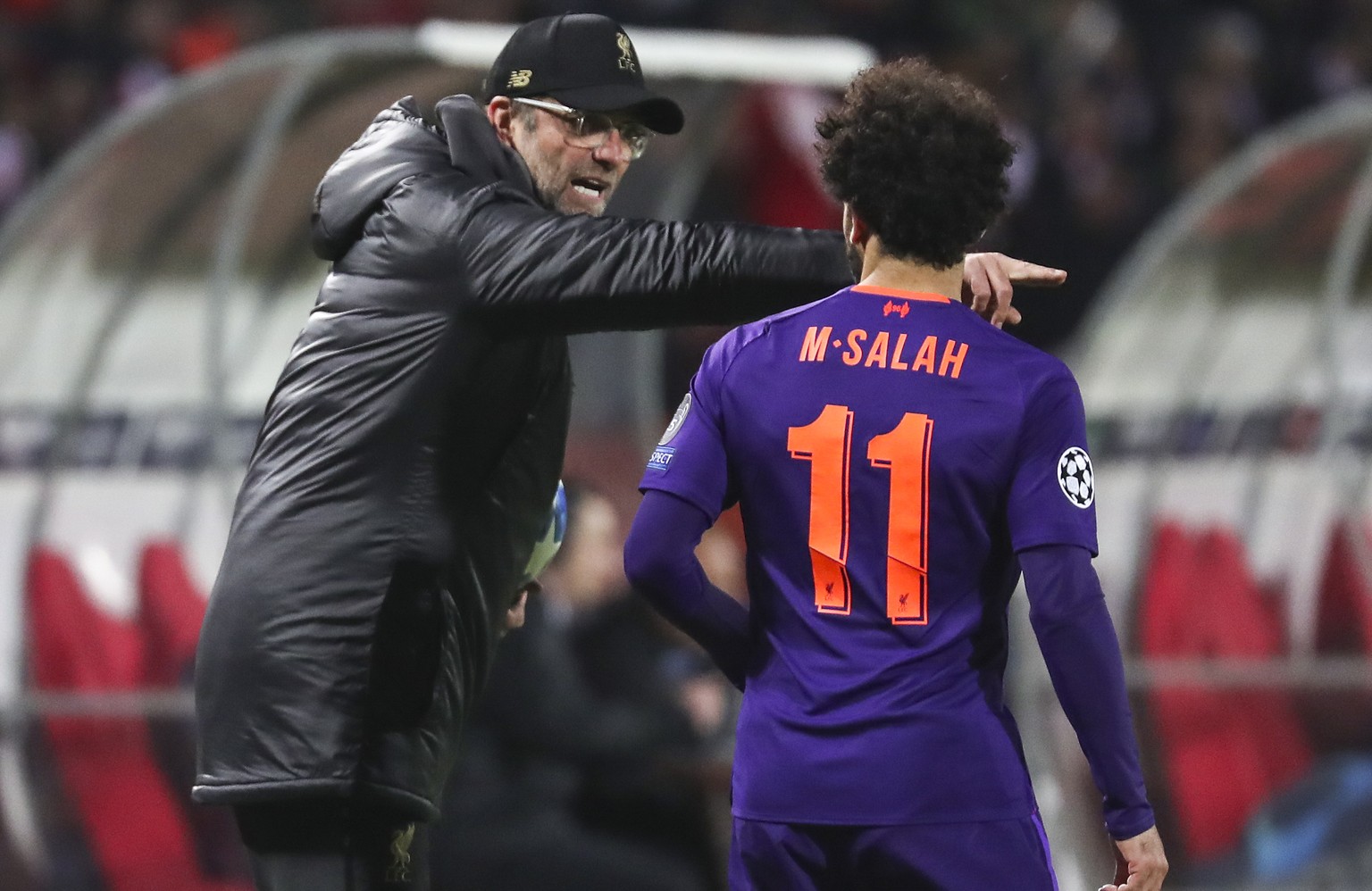 epa07146331 Juergen Klopp, the head coach of Liverpool talks to his player Moha,med Salah (R) during the UEFA Champions League Group C soccer match between Red Star Belgrade and Liverpool FC in Belgra ...