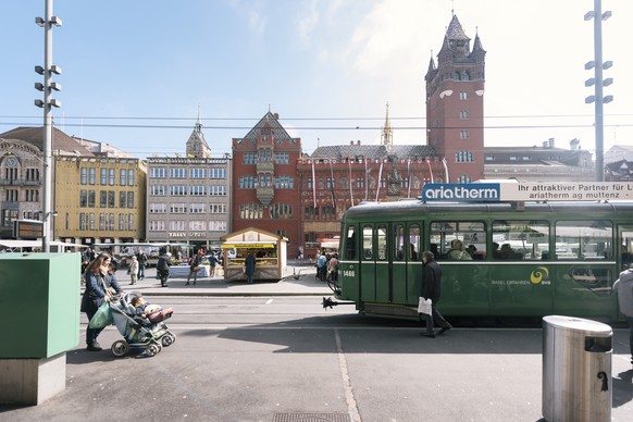 ARCHIVBILD ZUR ERHEBUNG DER VERKEHRSKOSTEN 2015 DURCH DAS BUNDESAMT FUER STATISTIK - A tram on Marktplatz square in Basel, Switzerland, with the town hall in the background, pictured on April 19, 2016 ...
