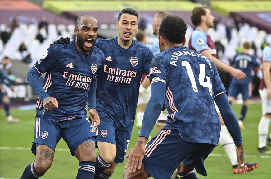 Arsenal&#039;s Alexandre Lacazette celebrates with his teammates after scoring his side&#039;s third goal during the English Premier League soccer match between West Ham United and Arsenal at the Lond ...