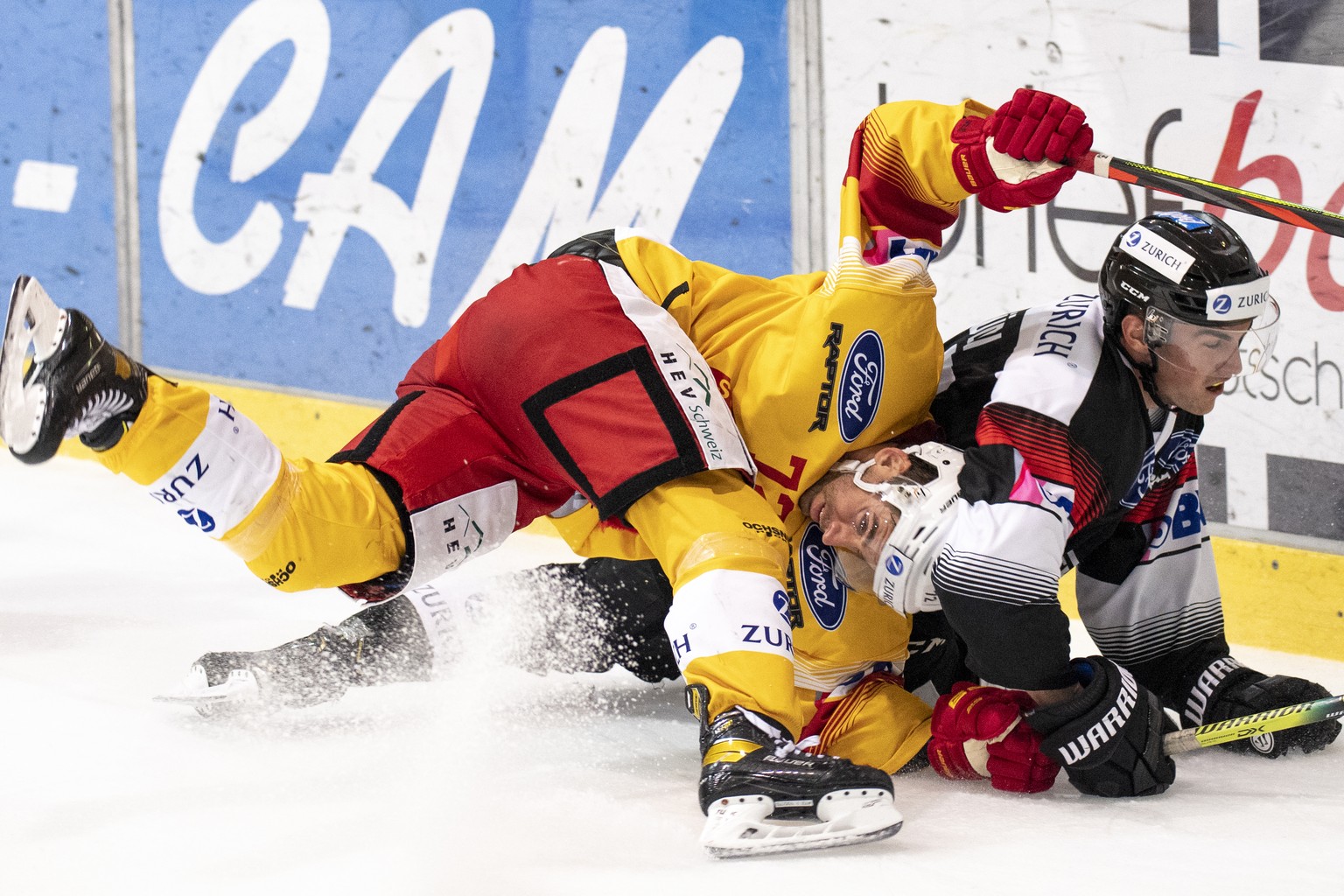 Huttwils, Michael Luedi, rechts, kaempft um den Puck, gegen Tigers, Samuel Erni, links, beim Swiss Ice Hockey Cup 1/16 Final, zwischen den Hockey Huttwil und den SCL Tigers, am Sonntag 4. Oktober 2020 ...