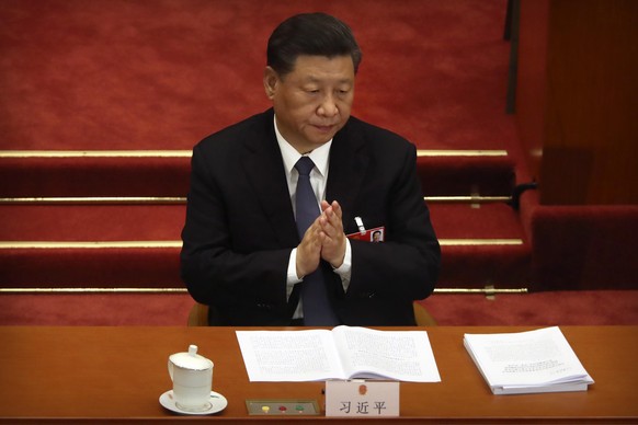 epa08436671 Chinese President Xi Jinping applauds during the opening session of China&#039;s National People&#039;s Congress (NPC) at the Great Hall of the People in Beijing, China, 22 May 2020. China ...