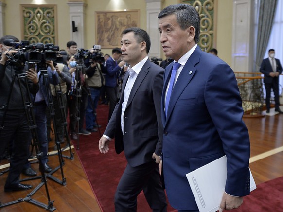 Sooronbai Dscheenbekow (r), zur�ckgetretener Pr�sident von Kirgistan, und Sadyr Schaparow, der neue Ministerpr�sident von Kirgistan, treffen ein, um an einer offiziellen Zeremonie der Macht�bergabe im ...